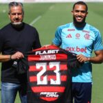 Juninho é apresentado no Flamengo e evita comparações com Gabigol e Pedro; conheça o jogador